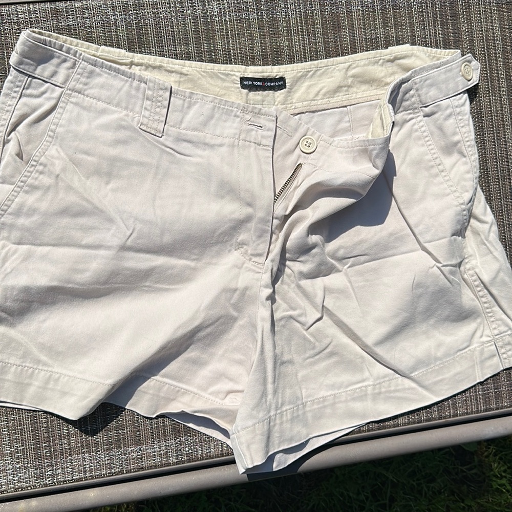 New York & Company women’s tan shorts